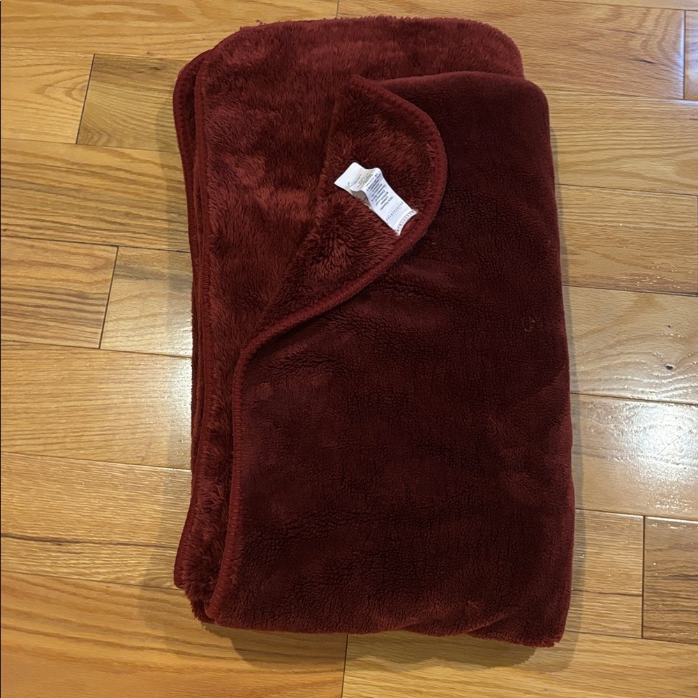 Pottery Barn Cosy cloud plush large throw
Blanket in garnet red - Picture 3 of 8